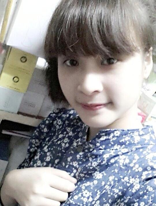 Hoa là cô gái khá xinh xắn.