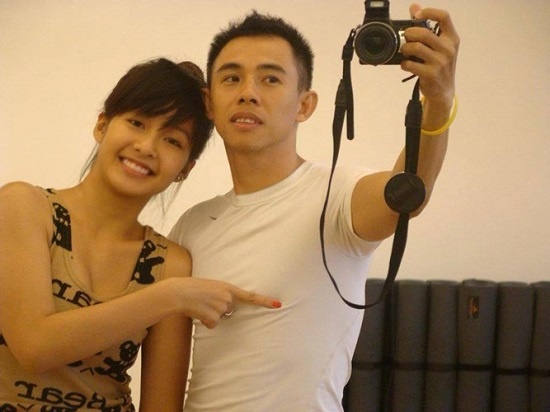 Khả Ngân và nghi án yêu thầy giáo U40. Những hình ảnh ghi lại tư thế chụp ảnh thân mật của Khả Ngân với thầy giáo cũ bị phát tán lên mạng hồi giữa tháng 5, khiến người xem đặt nhiều câu hỏi xoay quanh mối quan hệ của hai thầy - trò, cũng như mất lòng tin vào trong sáng của hot girl sinh năm 1997. Đây cũng là vụ việc mở đầu cho chuỗi scandal khiến hot girl lao đao cả năm 2014.