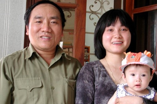 Trần Đăng Khoa hạnh phúc bên vợ và con.