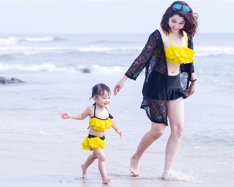 Anh dien bikini tren bien cua hai me con hut dan mang hinh anh