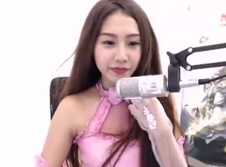 Clip Thuy Vy doc rap giong nung niu xieu long dang may rau hinh anh