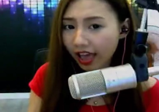 Clip Thuy Vy doc rap tu bach hinh anh