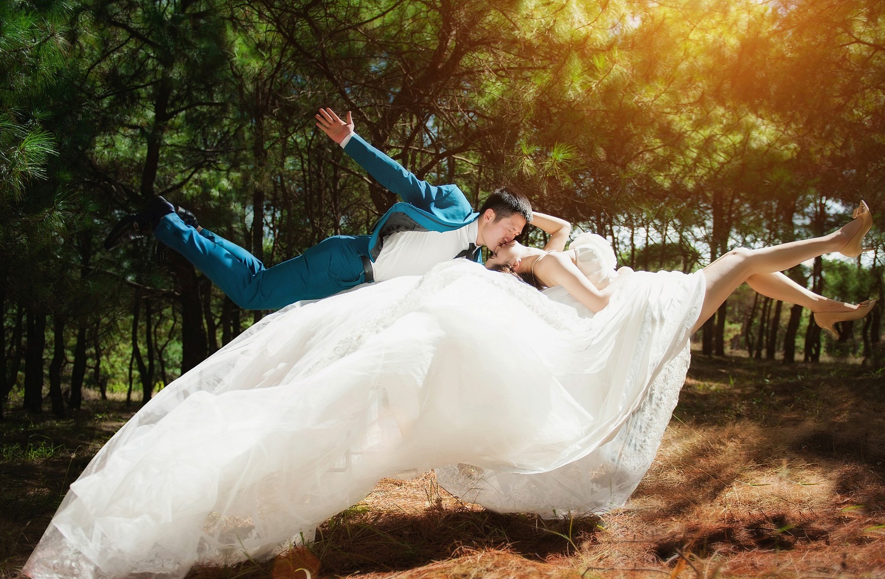 Cap doi Gia Lai lac vao xu than tien voi anh bay doc dao hinh anh