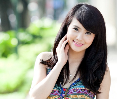 Khánh Chi vốn được biết đến là em gái của tuyển thủ đội tuyển quốc gia Công Vinh. Cách đây vài năm cô là một hot girl khá nổi tiếng ở Hà Nội. Chi từng đoạt giải Hoa khôi mở rộng của trường Đại học Văn hóa, tham gia một số bộ phim truyền hình như Chân trời trắng... và làm MC tại các sự kiện. Sau nửa năm gắn bó với nghệ thuật, Chi lựa chọn công việc tại một cơ quan nhà nước với mong muốn ổn định cuộc sống để lập gia đình.