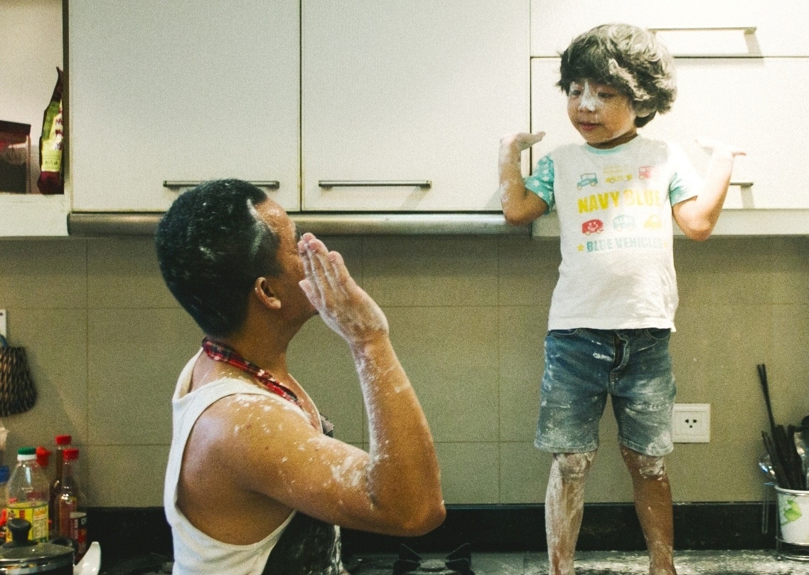 Bo anh cham con khi vo vang nha cua ong bo Sai thanh hinh anh