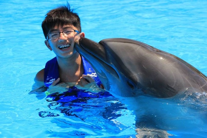 6. Con nhà người ta. “Con nhà người ta” vốn là từ được các bậc phụ huynh dùng để miêu tả chân dung của con cái đồng nghiệp, hàng xóm, … mà theo họ là những người tuyệt vời, là hoàn hảo. Thời gian gần đây, chúng lại được chính các bạn trẻ sử dụng phổ biến trên mạng xã hội, như một lời khen ngợi, thán phục ẩn ý dành cho những cá nhân xuất sắc. Mới đây, hoa hậu Kỳ Duyên cũng được bạn trẻ gọi là 