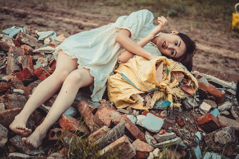 Anh co gai nam tren bai rac gay tranh cai hinh anh