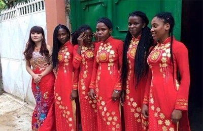 Doi hinh chau Phi mac ao dai be trap gay xon xao hinh anh