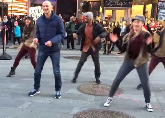 Clip cau hon lang man tren quang truong Thoi dai hinh anh