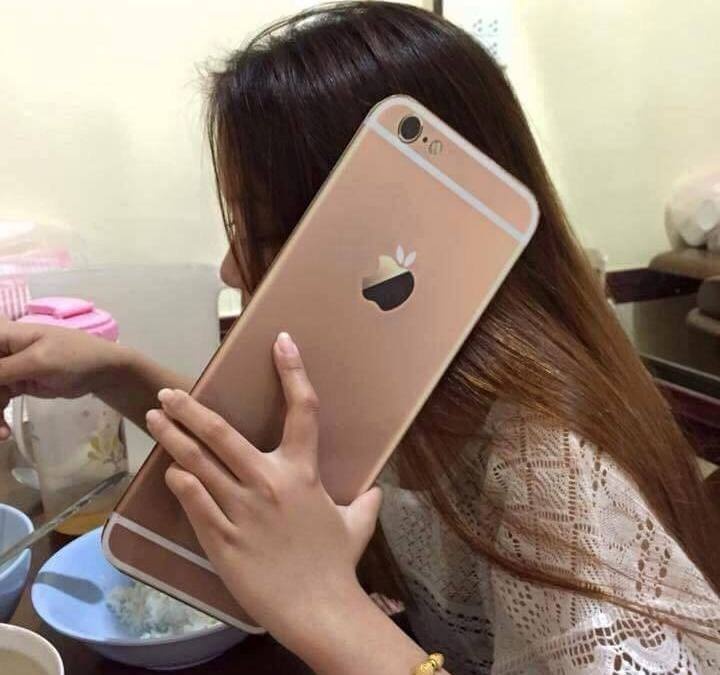 Su that buc anh co gai cam iPhone sieu dai hinh anh