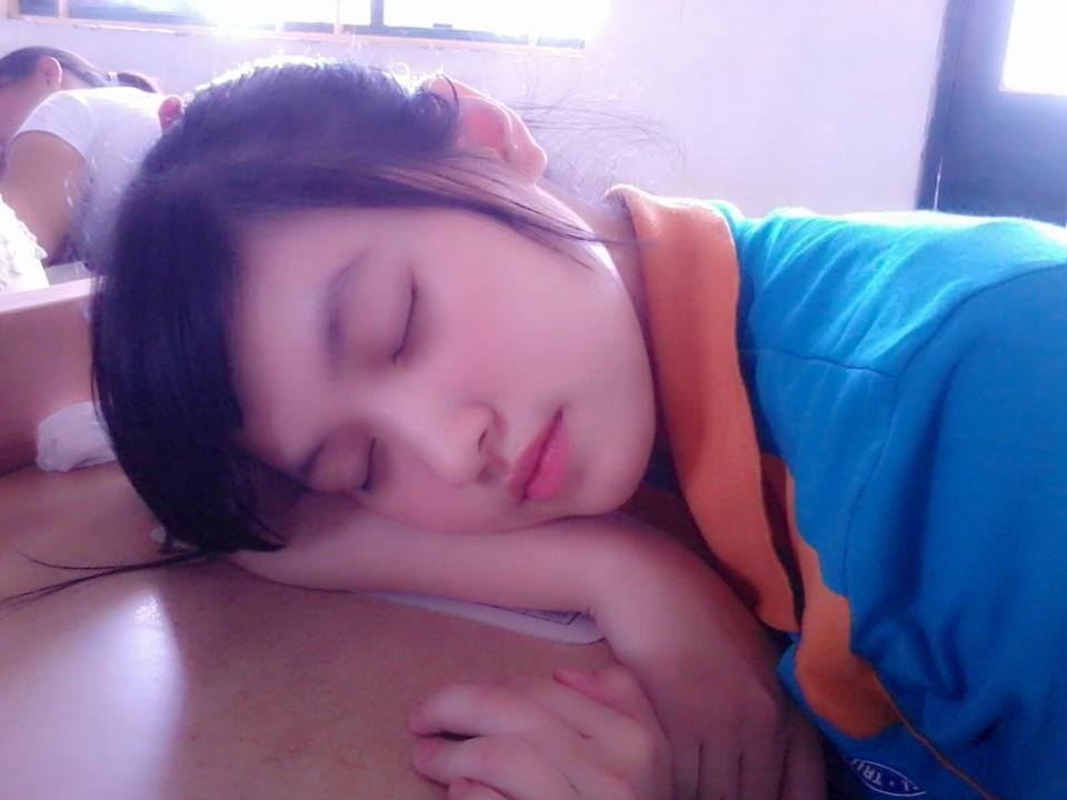 Mat that co gai ngu gat trong lop khien dan mang truy tim hinh anh