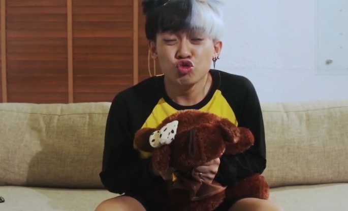 Clip su khac nhau cua fan cuong Han Quoc tre va gia hinh anh