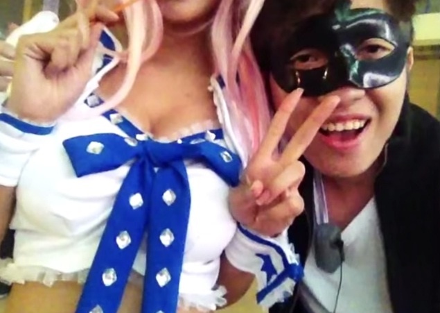 Clip thieu nu do mat vi chang trai HN xin chup anh voi nguc hinh anh