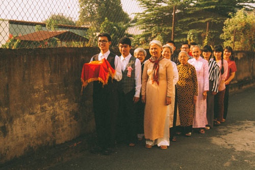9X goi hanh phuc thoi xua voi anh cuoi thap nien 80 hinh anh