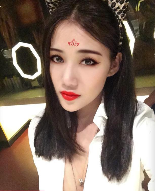 Hot girl Milan Phạmhóa thân thành Võ Tắc Hơi gợi cảm. Đi kèm với những bức ảnh là những bình luận ảnh đậm chất cổ trang như: bổn cung, trẫm, tài nhân, tiệp dư... hay hồi cung, xuất giá...