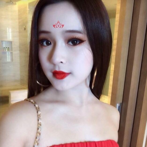  Hot girl làm mẹ Huyền Baby thay đổi ảnh cá nhân Facebook theo hình tượng Võ Tắc Thiên.