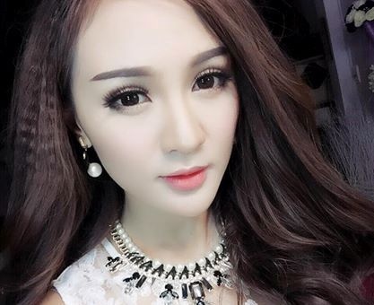 Guong mat bien dang cua hot girl Viet khi selfie hinh anh