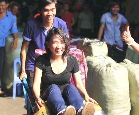 Anh cuoi binh dan 'Doi buon chai' cua cap doi Sai thanh hinh anh