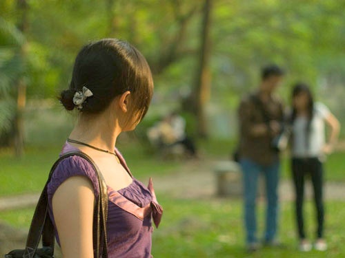 La thu xuc dong gui co gai bi ban trai ru bo tren VOV hinh anh