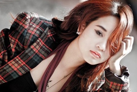 Nhung hot girl co nhan sac ty le nghich chieu cao hinh anh