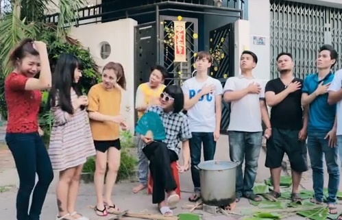 Clip nham lan khi nau banh chung ngay Tet hinh anh