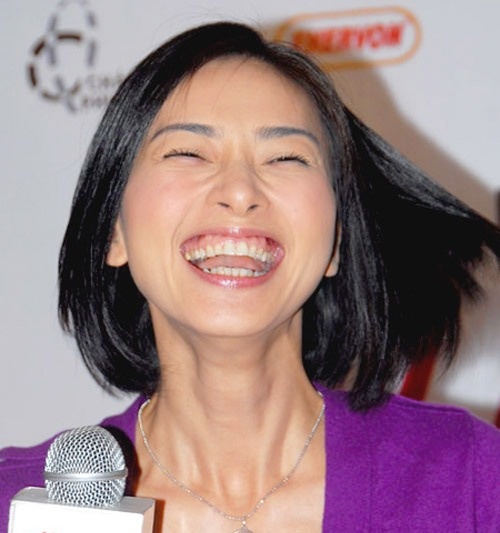 My nhan Viet lo khuyet diem khi cuoi tha ga hinh anh