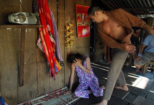 Nguoi me oa khoc khi biet con bi chong danh lien tiep hinh anh