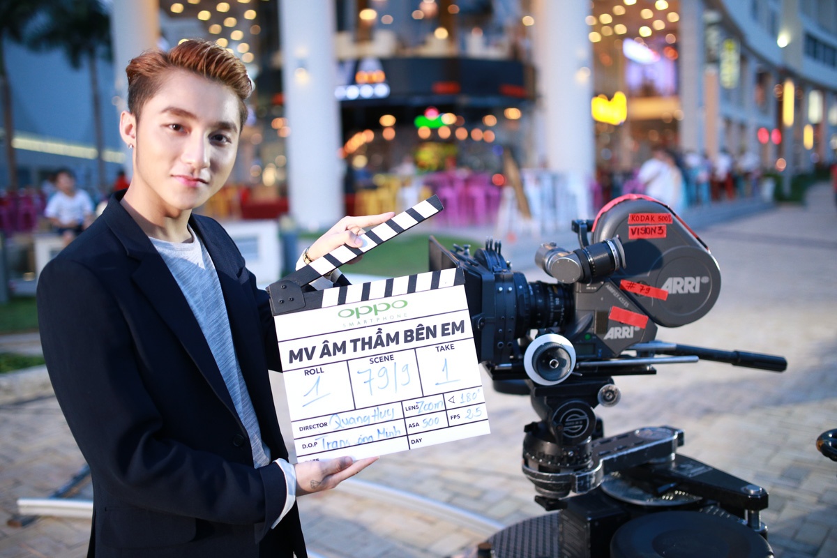 Tiếp nối những thành công, Sơn Tùng M-TP và ekip WEpro vừa khiến fan háo hức khi thông báo chuẩn bị ra mắt MV Âm thầm bên em. 