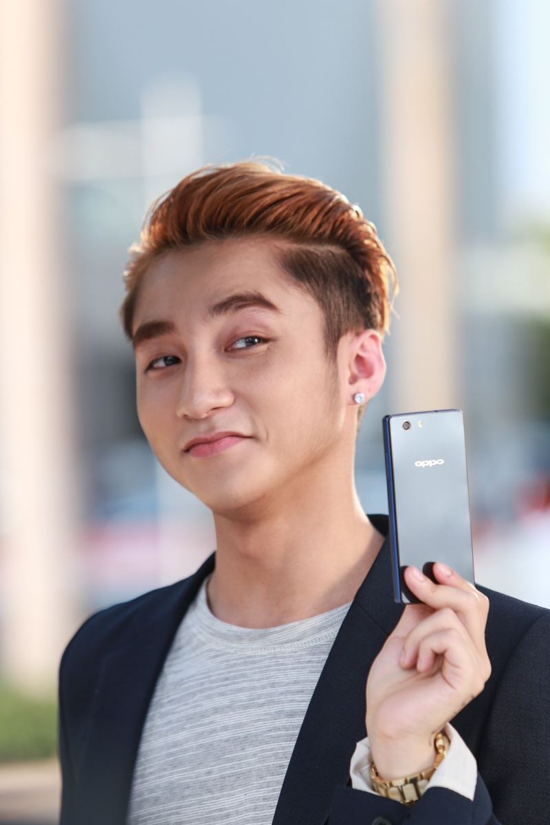 Kiểu tóc undercut vuốt ngược bóng loáng cùng các trang phục thời thượng, update xu hướng mới nhất thế giới giúp Sơn Tùng lôi cuốn hơn trong mắt các Sky.