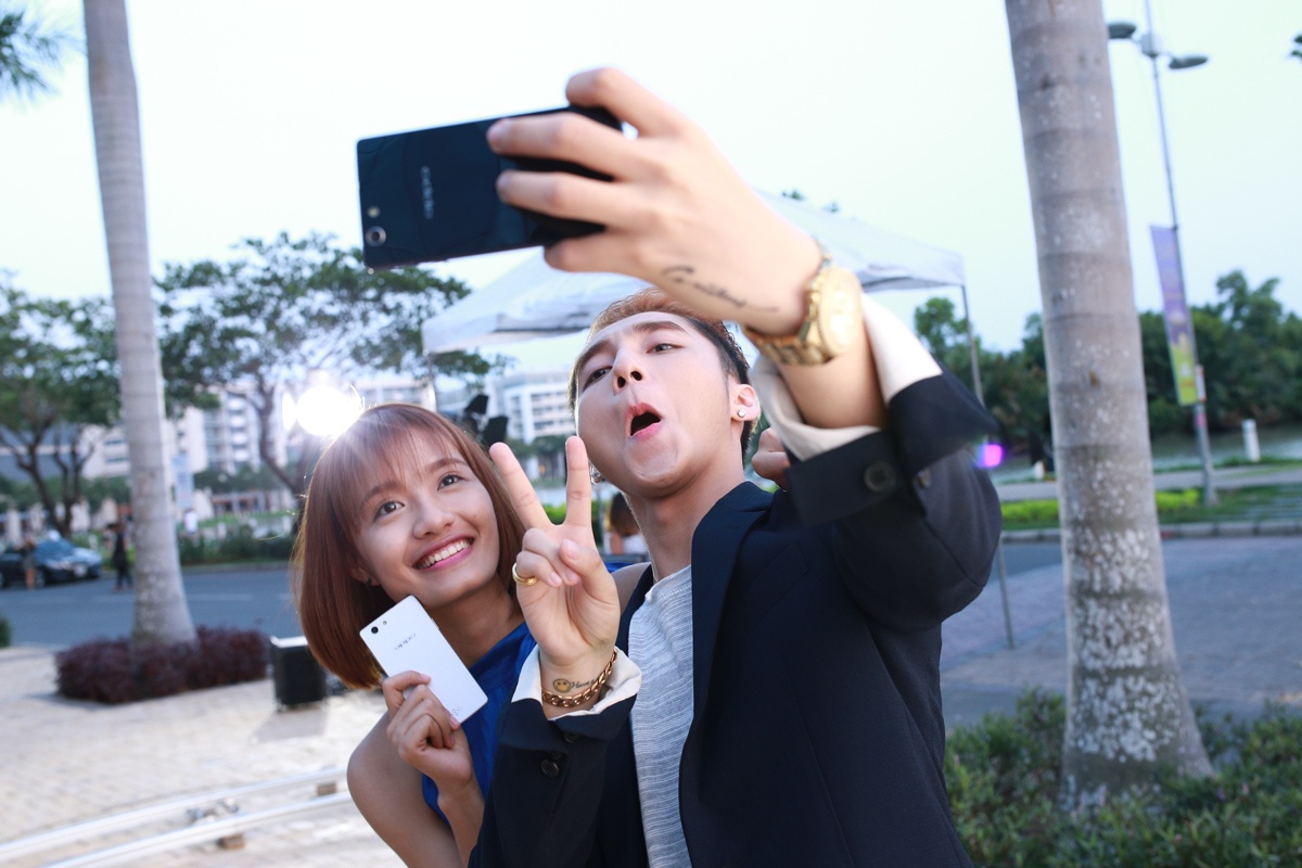 Dù trailer MV Âm thầm bên em mới chỉ tiết lộ khoảng 30 giây (adlink: https://youtu.be/MsPBK1GaUx0) nhưng đã khiến nhiều fan đứng ngồi không yên.