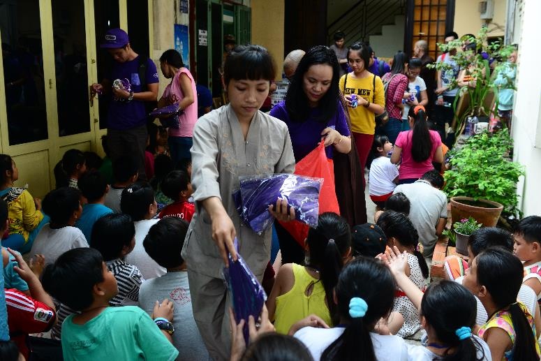 Đại diện chùa Lá cho biết đây là một hoạt động vô cùng ý nghĩa, quà tặng mà đoàn mang đến như là một phần thưởng cho các em đang theo học ngoại ngữ tại chùa.