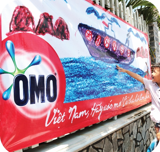 Các bạn nhỏ phấn khởi khi được khoe với bố mẹ thế giới ước mơ của mình