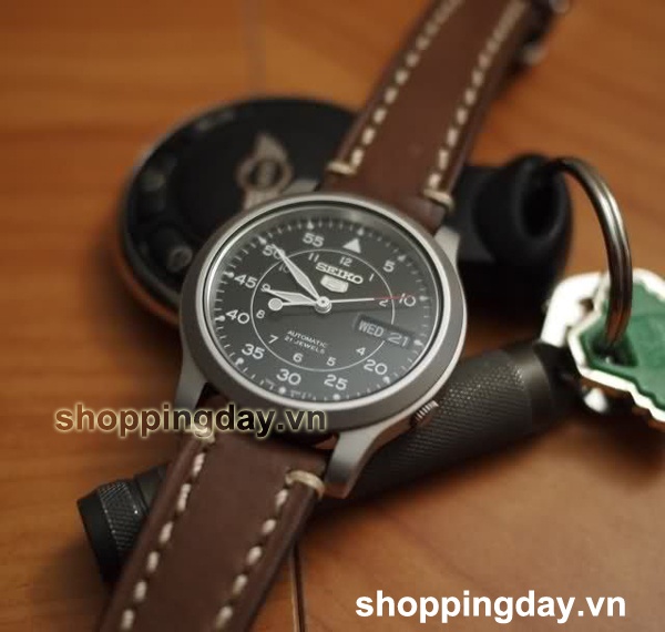 Một chiếc S1930 độ với dây da bò non.