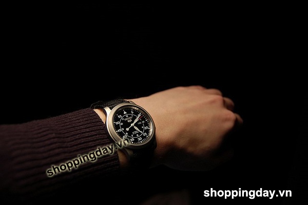 Đeo nguyên bản với dây dù cũng rất chất