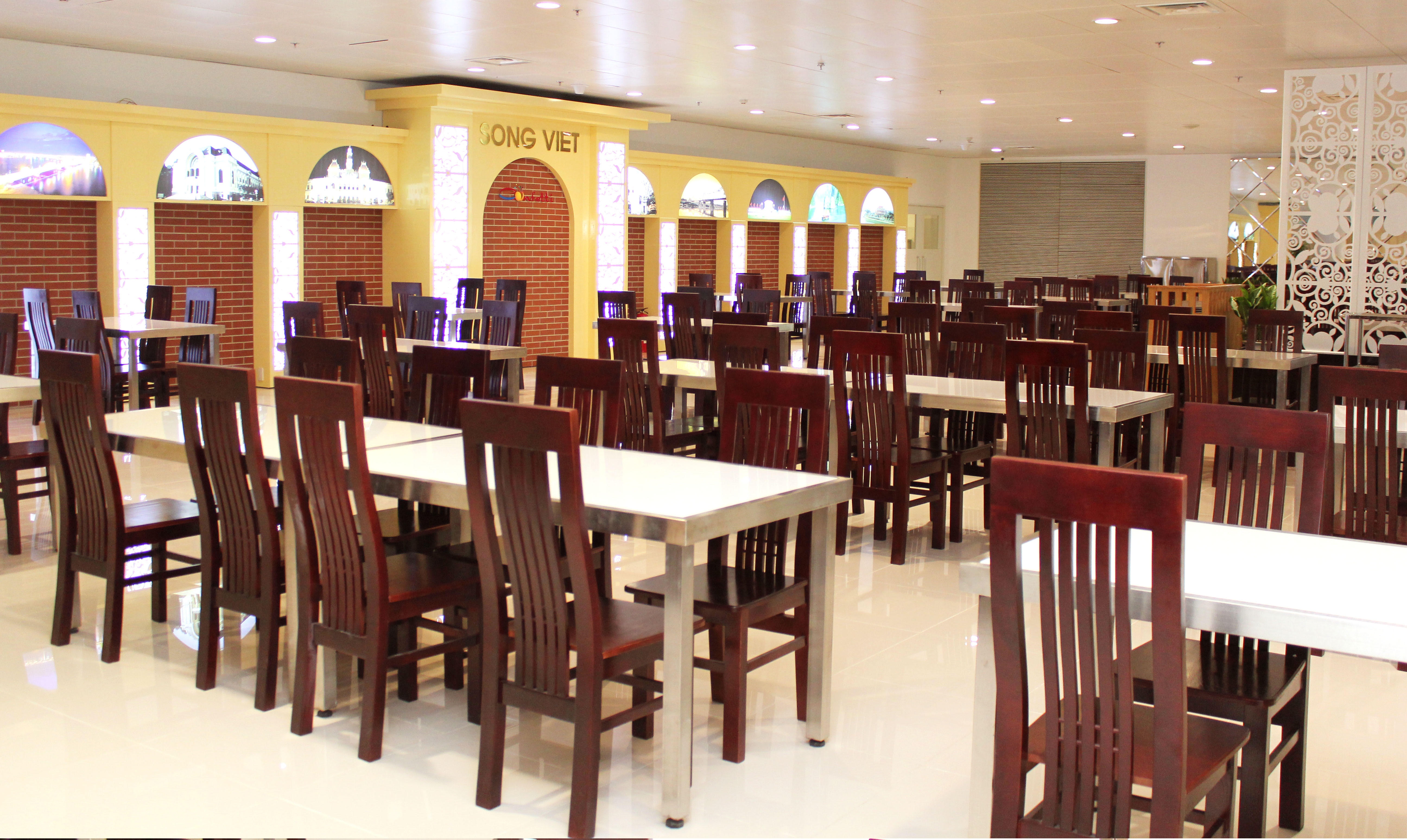 Một góc nhà hàng Confetti tại nhà ga T2, sân bay quốc tế Nội Bài.