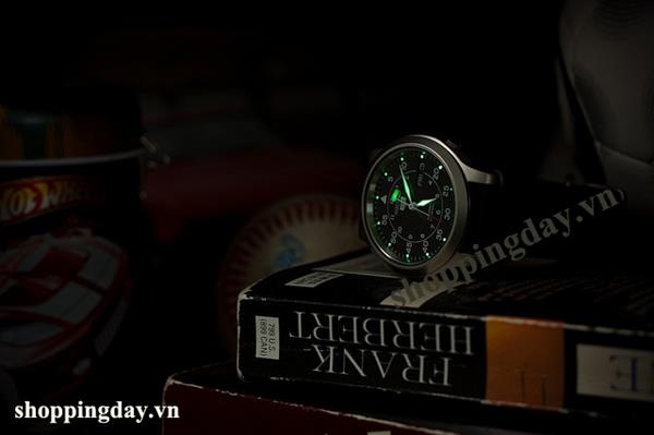 Do dành cho quân đội nên chiếc S1930 có dạ quang rất sáng trong đêm.