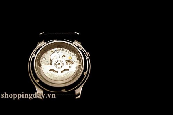 Mặt sau lộ máy.