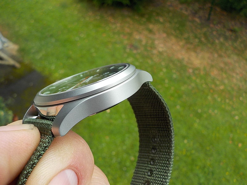 Chất lượng máy vượt trội, độ bền cao, vỏ phủ lớp titan mờ.