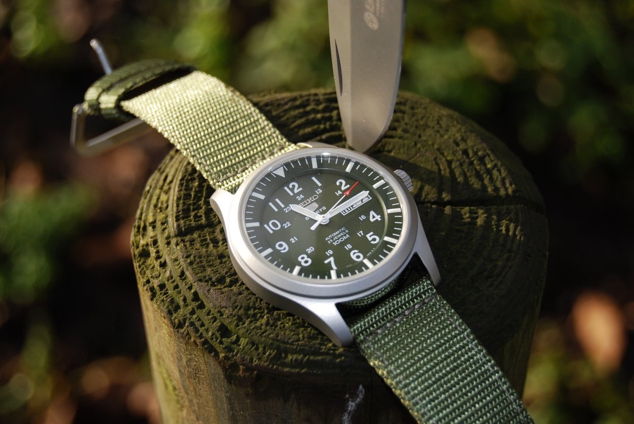 Bản Size to Military Sport mặt 42mm giảm còn 4,5 triệu đồng.