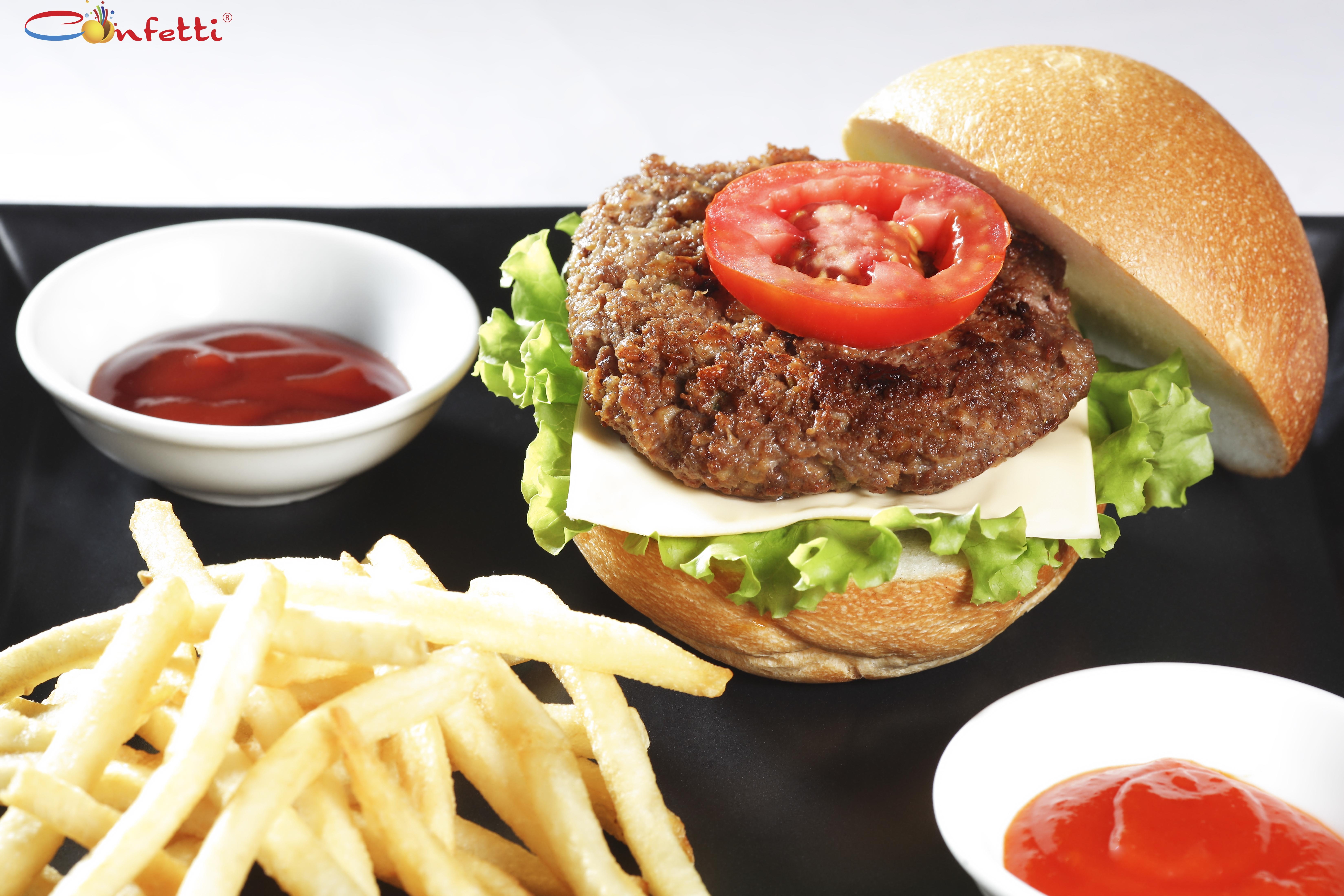 Burger bò trứng phô mai ăn kèm khoai tây chiên – món ăn nhanh tiện lợi, thơm ngon được nhiều khách Âu, Á lựa chọn