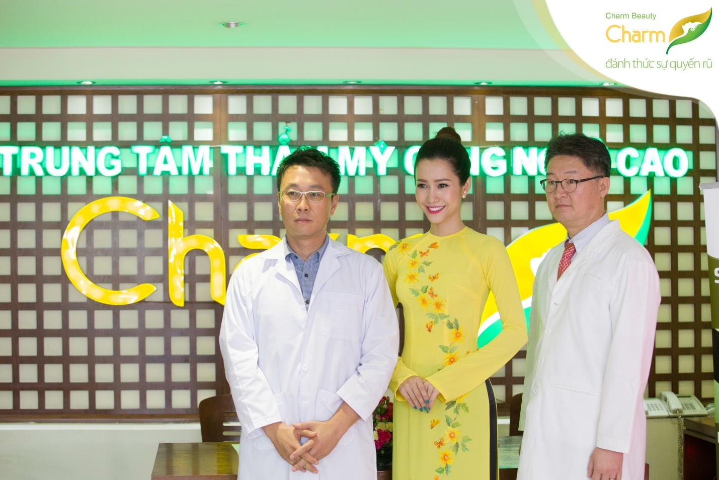 Phan Thu Quyên chụp hình lưu niệm cùng bác sĩ.