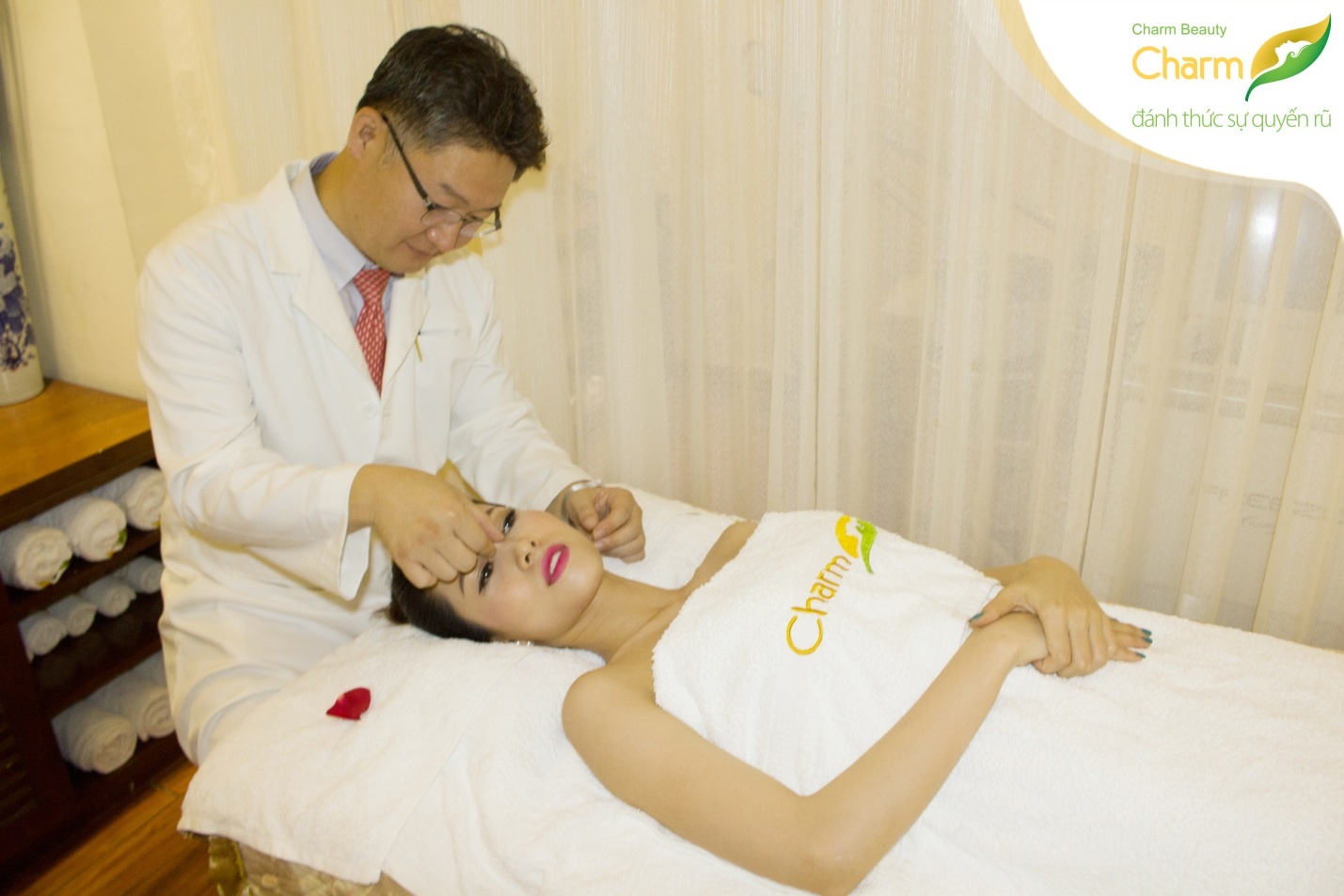 Phan Thu Quyên hơi căng thẳng khi bác sĩ bắt đầu tư vấn kỹ tình trạng chiếc mũi của cô