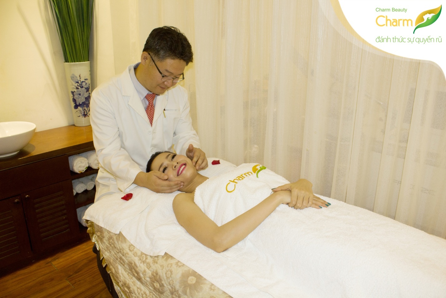 Phan Thu Quyên đã lấy lại bình tĩnh bằng một nụ cười tươi.