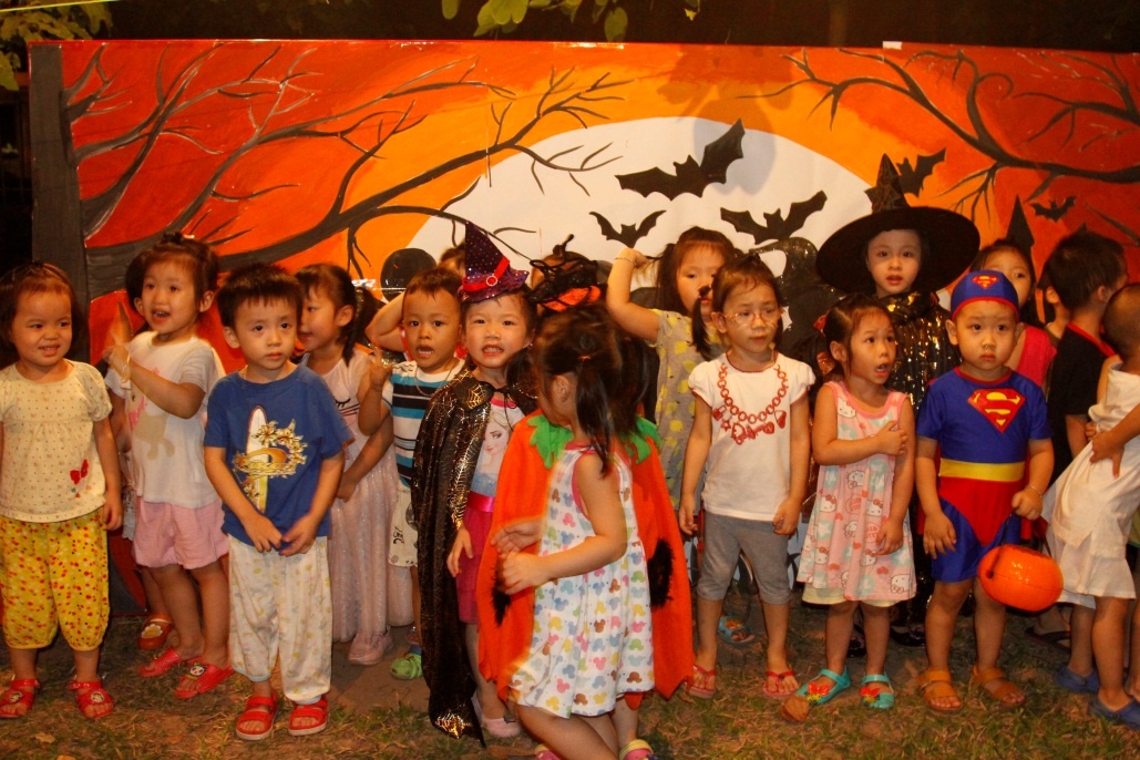 Các bé đi tham quan khu trang trí của lễ hội Halloween.