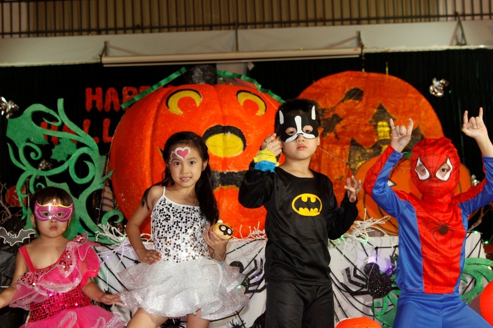 Le hoi hoa trang Halloween vui nhon danh cho cac be hinh anh