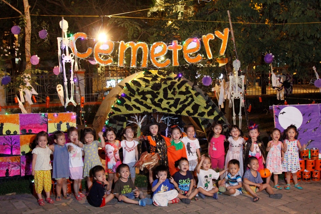 Hòa chung bầu không khí các ông bố bà mẹ cũng sẵn sàng hóa trang cùng con yêu.