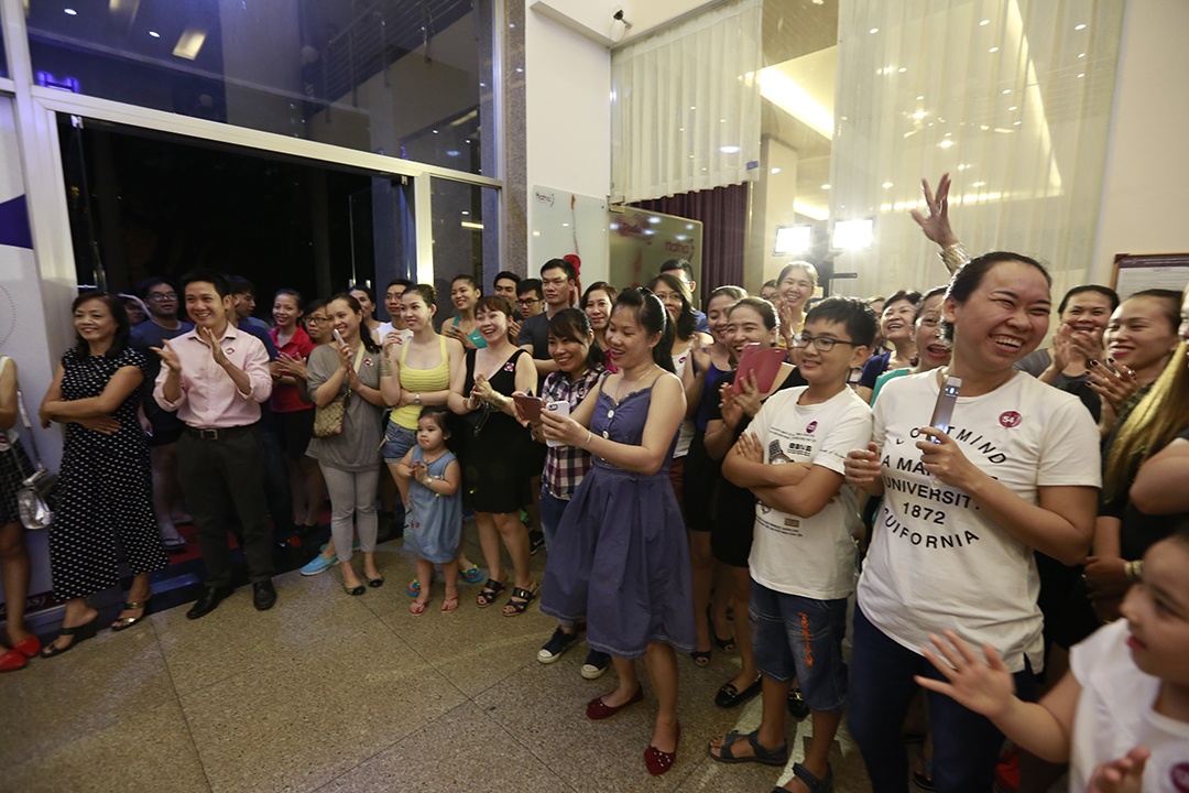 Mọi người cùng tham gia trả lời câu hỏi từ MC.