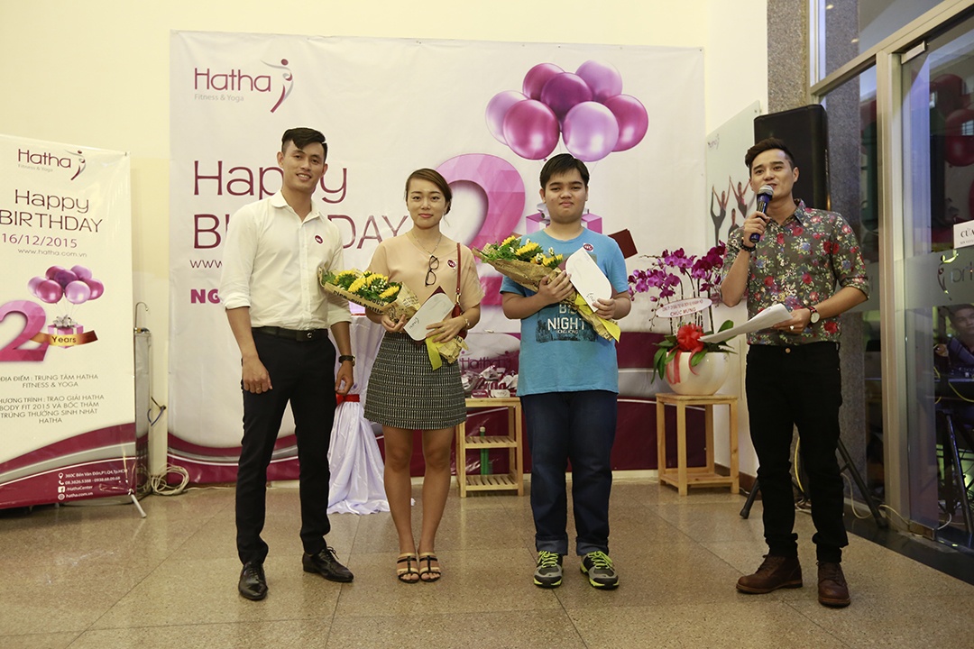 Đại diện Hatha Fitness và Yoga lên tặng hoa và quà cho hội viên.
