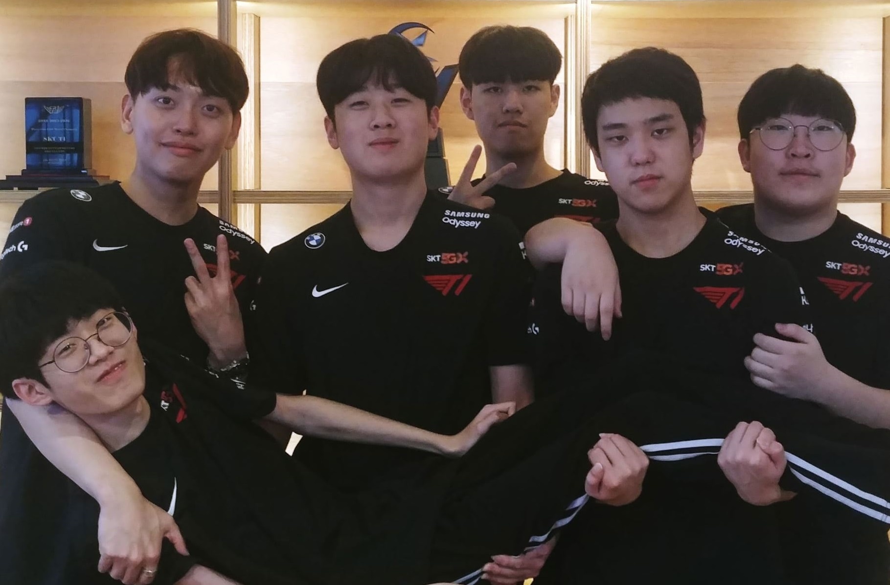 T1 ra mat hoc vien eSports hinh anh