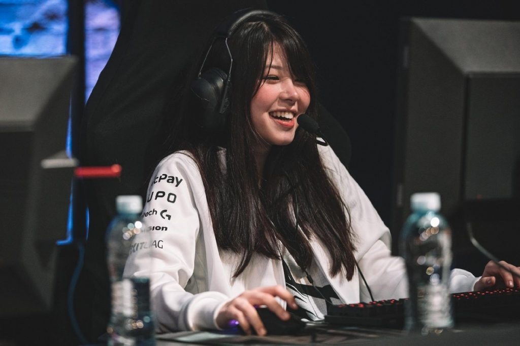 Riot khuyen khich nu gioi tham gia lam game thu Esports hinh anh